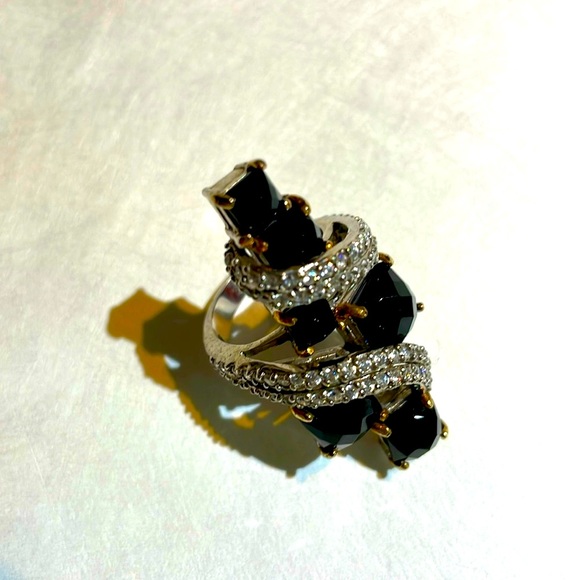 Jewelry - Vintage silver and black gem statement ring